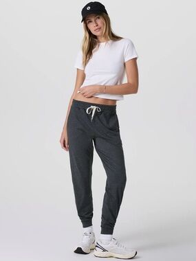 Vuori Women's Performance Jogger Size X-Small in Charcoal Heather